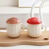 Tazze Piattini 2023 Stile Creativo Cartone animato Fungo Tema Bottiglia d'acqua Tazza Tazza Materiale ceramico Grigio e rosso Due colori