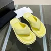 Femmes Designer Pantoufles De Luxe Pain Flip-Flop Sandales D'été Bonbons Couleur Diapositive Mode Confort Plat Pantoufle