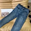 2023 Дизайнерские джинсы женские новые прямые джинсы со средней посадкой и высокой талией брюки с листьями лотоса модные буквы украшения досуг. С5