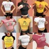 女性サマーファッションシャツスパンコールマルチスタイルのプリントカラーレタープリントタイトショートTシャツラウンドネックトップ