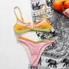 Colore del costume da bagno diviso con cinturino a tre punti, bikini sexy con ferretto e imbottitura sul petto