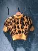 Malhas femininas camisetas designer suéter de leopardo novo temperamento celebridade na primavera 2023 estilo amarelo manga curta slim fit mohair top iwtw