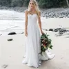 Robes de mariée A-ligne à la taille ajustée sans bretelles avec une jupe en mousseline de soie douce et fluide avec un train en dentelle délicate et une robe de mariée en perles
