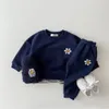 Completi di abbigliamento Felpa con margherita ricamata Pantaloni 2 pezzi Tuta da ragazzo Tuta da bambino Set di vestiti per bambina Completi da boutique per bambini Abbigliamento sportivo per bambini 230211