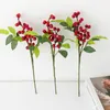 Fiori decorativi Bouquet di bacche rosse artificiali Pianta finta Foglie di eucalipto Vasi per decorazioni natalizie per feste di anno domestico