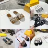 Designer Slides tofflor Kvinnor Black Withe Banded Flats Sandaler Leather Embellished 2023Uette Mönster Dam Sexig Letter Beach Flip Flops