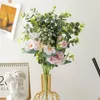 Fiori decorativi Rosa Eucalipto artificiale Bouquet bianco Fiore finto di seta di alta qualità per tavolo Soggiorno Decorazione di nozze per la casa