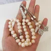 Strand Pearl Misbaha Prayer Beads Design 10-11mm Naturligt sötvatten Tasbih 33 Rosenkrans Muslim Tesbih Sibha Tasbeeh Presenter
