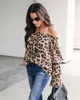 Blouses femininas com estampa de leopardo sexy manga longa do ombro da camisa solta top top slash roupos de roupas de pescoço