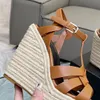 Klassieke sandalen nieuwste mode hete zomer schoenen dikke water tafel sleehak vrouwen schoenen wig Lakleer vrouwen Casual sandaal fabriek schoen 35-42