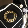 Suéter tipo cárdigan de punto para mujer de moda de diseñador con insignia de trigo y bufanda de seda