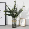 Decoratieve bloemen Plastic eucalyptus boomtak voor kerst trouwhuis decoratie bloem arrangement faux gebladerte eucalipto takken