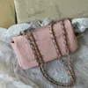 Женский дизайнер Vinatge Pink Lambskin Quard Quard Sucks с серебряным металлическим аппаратным аппаратным мателас -цепью.