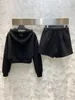 2 피스 드레스 디자이너 2023 긴 슬리브 느슨한 까마귀 재킷과 캐주얼 짧은 바지 패션 여성 스웨트 셔츠 정장 F8WG