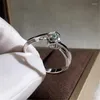 Eheringe Zierlicher weiblicher weißer Zirkon-Stein-Ring Niedliche silberne Farbe Herz-Verlobungs-Charm-Kristall rund für Frauen
