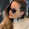 Óculos de sol Moda de gato sexy olho pequenos óculos de sol mulheres com brinco de coração destacável decoração de tendência de sol orgânicos pernas de corrente Projeto Eyewear G230214