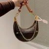 Lyxdesigner kvinnors axelväska halvmåne påse mode crossbody väska shopping handväska handväska håller väska casual slitage med läderkedja