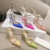 Отсуть обувь Slim High Heel Скута на ногах.