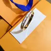 Ny stilarmband Kvinnor Bangle Luxury Designer Jewelry 18K Guldpläterad rostfritt stål Bröllopsälskare Gift Bangles Tillbehör W256K