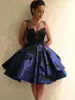 Partykleider Chic 2023 Royal Blue Short Cocktail Sheer Neck Appliziertes Satin Prom Kleid Gilrls Abschlussfeier Sexy Rückenfrei