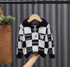 Roupas de grife infantil Cardigan Cardigan Chaeled Knitwear Jumper Children Coat B203