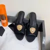 Nya mode tofflor lyxdesigner sandaler broderade spetsskor l￤der gummi utomhus non-halk ett-ord godis f￤rg kvinnor middag plattform skor 36-43