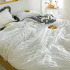 Conjuntos de roupas de cama Princesa coreana Seersucker Kawaii Conjunto de roupas de cama adorável tampa de edredão de ruffles conjunto de coloração macia e confortável conjuntos de cama 220x240 230214