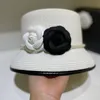 İnciler Çiçekler Kova Şapka Tasarımcı Kadın Moda Örme Kaplar Lüks Erkekler Saman Vizör Şapkaları Casquette Bonnet Beanie Beyzbol Kapağı 2302152BF