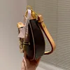 Lyxdesigner kvinnors axelväska halvmåne påse mode crossbody väska shopping handväska handväska håller väska casual slitage med läderkedja