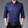 Heren Casual shirts Smart Men Dunne geruit gladde lange mouwen reversveer herfstkleding koreon mannelijke losse zakelijke mode tops 230214