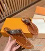 Frauen Leder flacher Slipper Girl Studs Tanga Sunny Slide Sadnal Designer Lady Buchstabe bedruckte Leinwandgurt Gummi -Sohle Flip Flop