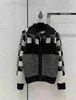 Kvinnors stickor Tees Designer Milan Runway Sweaters 2022 Autumn Winter Turtle Neck Longeple Stryktr￶ja High End Jacquard Cardigan 1029-17 Z4KE