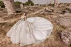 Bröllopsklänning Luxury Crystal Ball Gown Dresses Beading V Neck Long Sleeve Brudklänningar Spetsar Appliced ​​Pärlor Tiered Robes