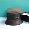 Ontwerper hoed driehoek geëmailleerde emmer luxe hoeden nylon kerstcadeau dames reizende zonneschijnbescherming casquette dameshoeden luxe modieuze geklede E23