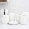 Set di accessori da bagno Bagno Cinque pezzi Bottiglia di lozione in ceramica elettrolitica Collutorio Portasapone Articoli da toeletta Accessori per la casa di lusso leggeri