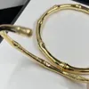 18K Gold-plattiertes Bambus-Paar-Manschettenarmband, was bedeutet, dass Liebe stärker ist als Gold und stetig wie Bambus. Stilvoller, schöner Hochzeitsfeierdesignerschmuck