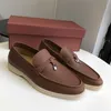 Designer Loropiana Charms Scarpe Scarpe da uomo in pelle con merci di mucca in diversi mercati Lp Testa tonda Fondo piatto Confortevole Morbido CasualXSGE