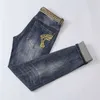 Jeans pour hommes Designer Plus taille hommes jeans Medusa brodé trou pantalon designer pantalon mens Mode rétro décontracté Denim Pantalon WQE5
