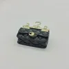 2023 luxe qualité charme broche sac à main forme couleur noire plaqué or 18 carats ont boîte timbre PS7591A