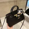 Ünlü omuz çantaları Crossbody Orijinal Deri Kadınlar Pochette Eşarp Stok Toolar Çanta Luxurys Tasarımcı Kavrama Hafta Sonu Bagaj Erkek Seyahat Çanak Çantası Debriyaj