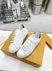 2023 Kvinnor Casual Designer Shoes Sneakers Fashion Classic Time Outdoor Woman Sneaker Luxury Flat Shoes White Vintage Trainer läder präglad sko