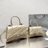 Kobiety worki sprzęgła crossbody ramię torebka torebka torebka łuk hobos torebka pod pachami retro metalowe litery klepsydra torebki portfele wytłoczona litera zdejmowana pasek