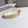 Bracciale rigido di design Bracciale da donna con diamanti Placcato in oro 18 carati intarsiato con riproduzioni ufficiali di cristallo naturale regali premium di moda 011