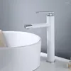Robinets de lavabo de salle de bains Robinet de lavabo blanc bas sous la plate-forme rotative et noir froid