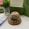 Designer Bucket Hats Damenkappe Feste Farbbrief Design Eimer Hats Luxus Modetrend Travel Sun Hats Freizeit Schwarze Garten Neue Modehut warm flach