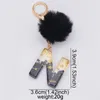 Keychains Black Pompom Letter Keychain Glitter Gradient harts A-Z Initialer Alfabet Keyring Pendant Women Handväska Telefondekorativ gåva