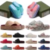 Lyxdesigner dam brev Broderi stil Tofflor Sandal Sliders Macaron tjock botten Halkfri mjuk botten Mode G House Wear Strandsandaler