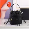 나일론 양동이 가방 여성 Drawstring 핸드백 지갑 가죽 어깨 스트랩 핸들 삼각형 기호 골드 하드웨어 방수 Crossbody 가방