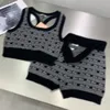 23ss Diseñador de lana para mujer Conjuntos de pantalones de dos piezas Conjuntos de traje de punto Trajes con estampado de letras en toda la prenda Niñas Milan Runway Outwear Camisas Tops Camiseta Chaleco Camiseta y pantalón corto Pantalones cortos