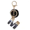 Keychains Black Pompom Letter Keychain Glitter Gradient harts A-Z Initialer Alfabet Keyring Pendant Women Handväska Telefondekorativ gåva